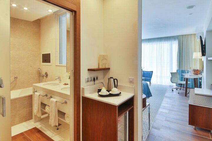 Room 16 of 36