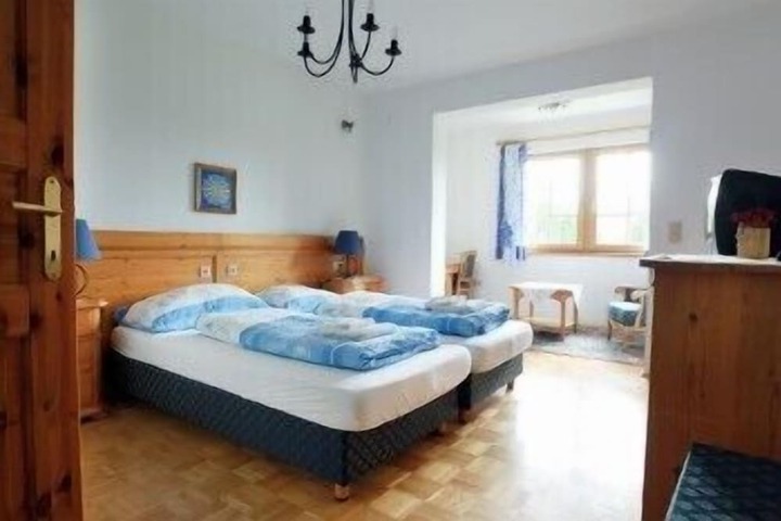 Room 5 of 33