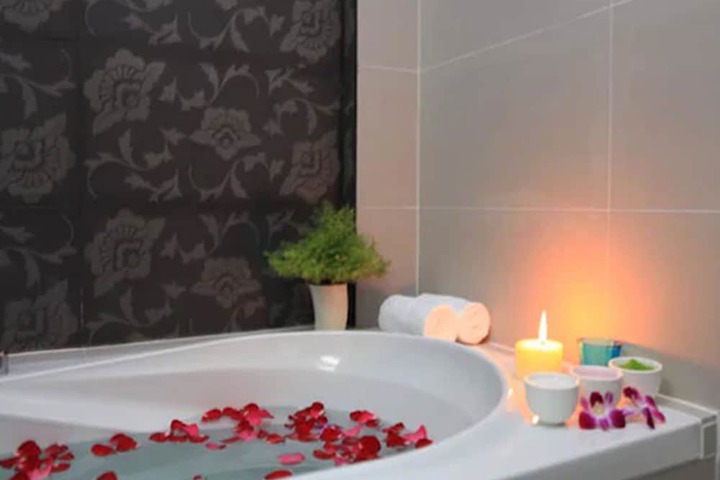 Deep soaking bathtub