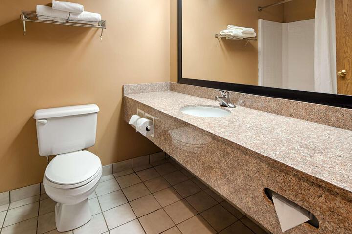 2 Queen Beds Refrigerator WiFi Continental Breakfast (4 of 11)