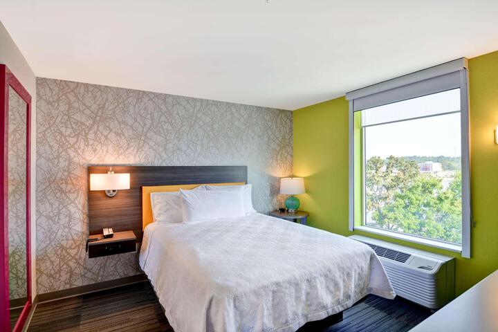 Studio Suite Queen Bed Accessible (8 of 13)
