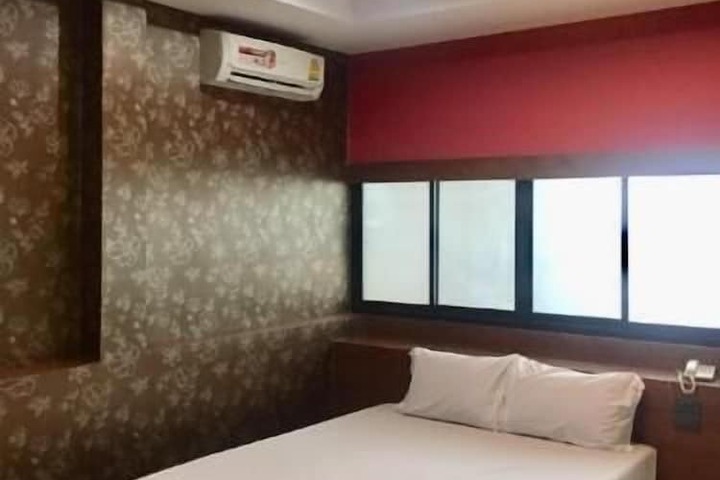 Room 8 of 19