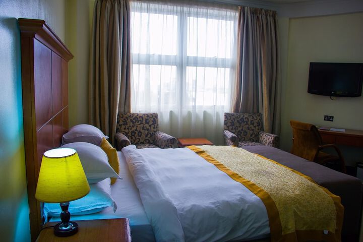 Room 8 of 115