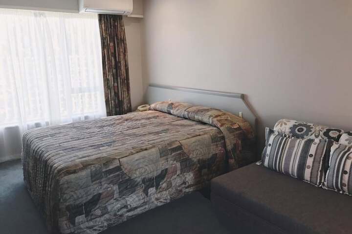 Room 13 of 36