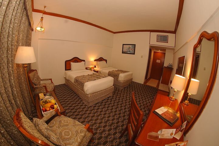 Room 13 of 32