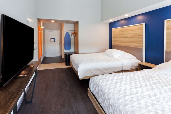 2 Queen Beds (14 of 15)