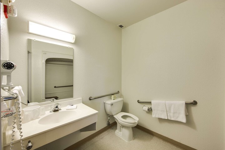 Room 22 of 35