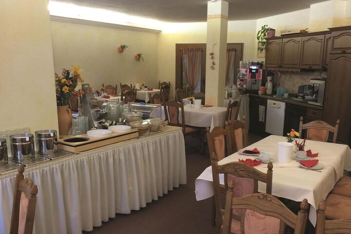 Dining 27 of 32
