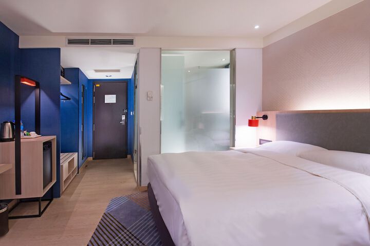 Room 5 of 76