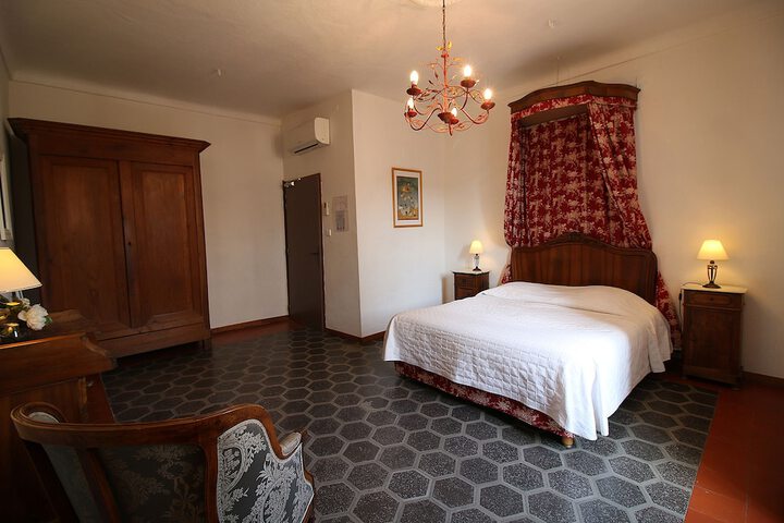 Room 18 of 48