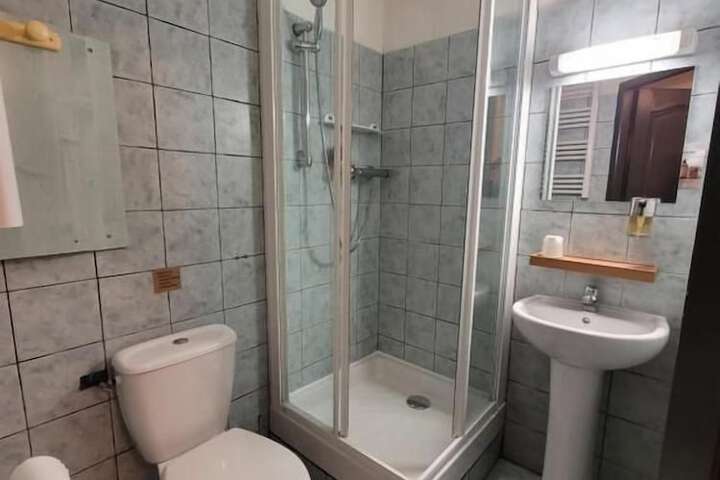 Room 10 of 16