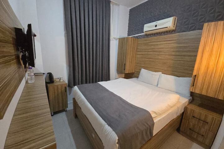 Room 33 of 68