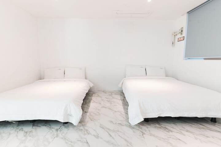 Room 14 of 40