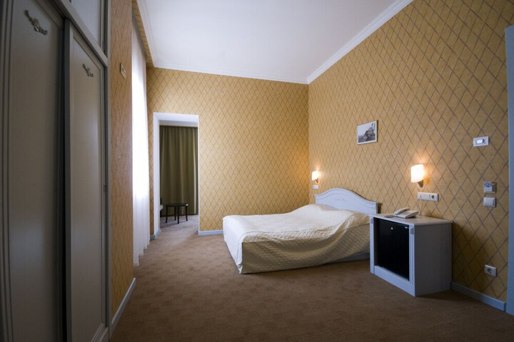 Room 32 of 90