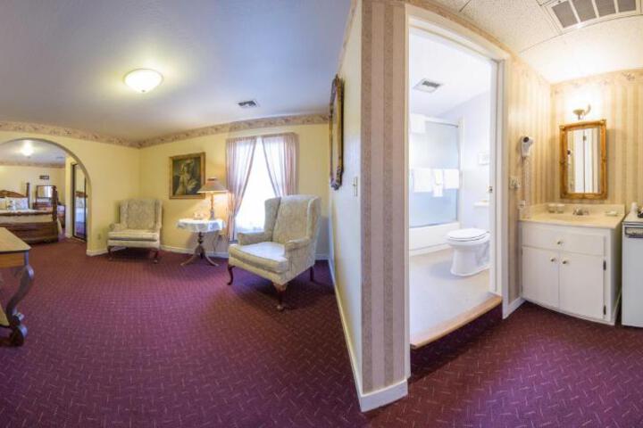 Deluxe Queen Bed (4 of 8)