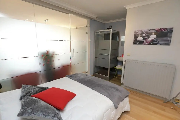 Room 4 of 12