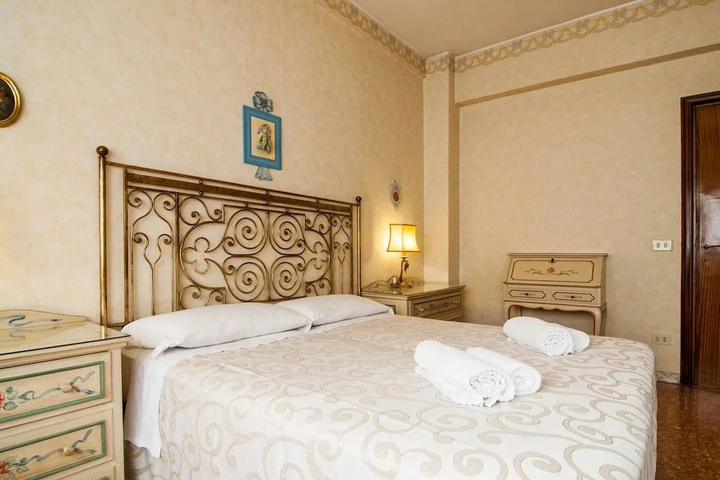 Room 4 of 15