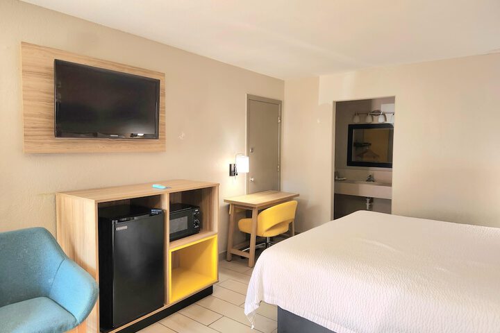 Room 17 of 28