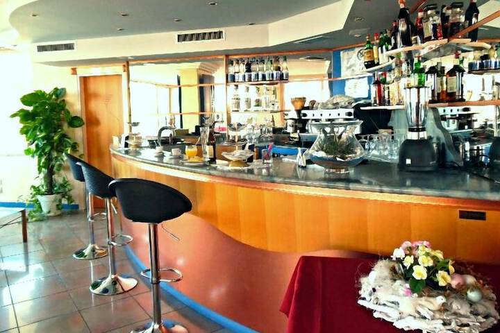 Lounge 36 of 47