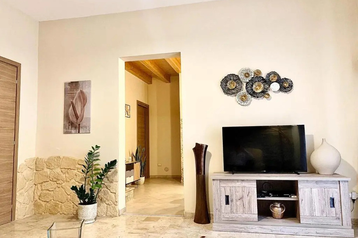 Room 2 of 10