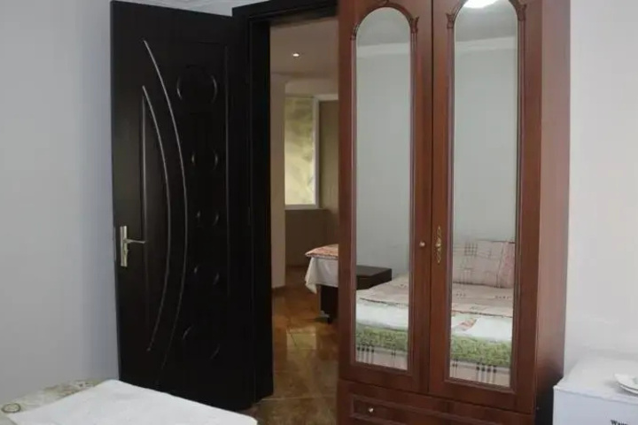 Room 5 of 10