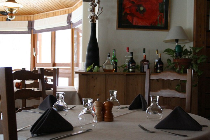 Dining 33 of 45