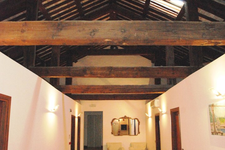 Ballroom/Hall 44 of 82