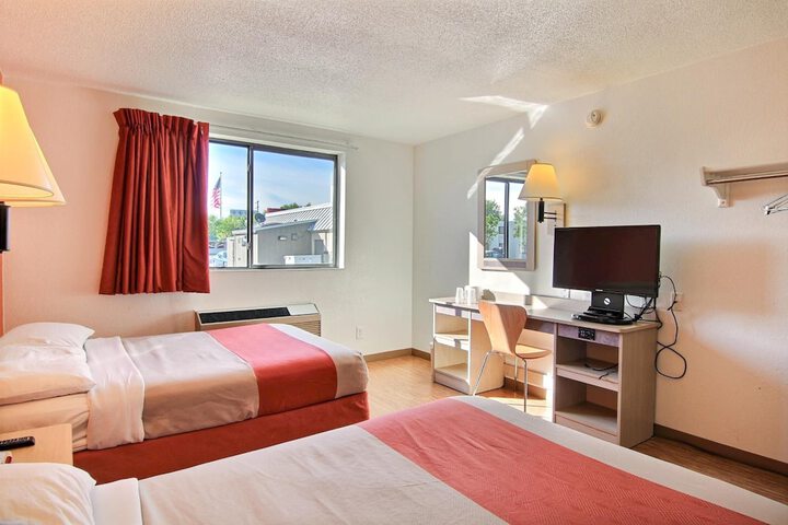 2 Queen Beds (2 of 6)