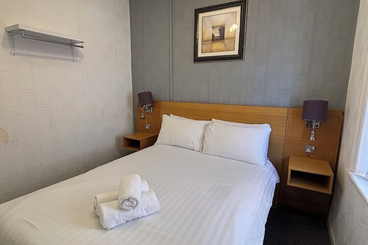 Room 8 of 76