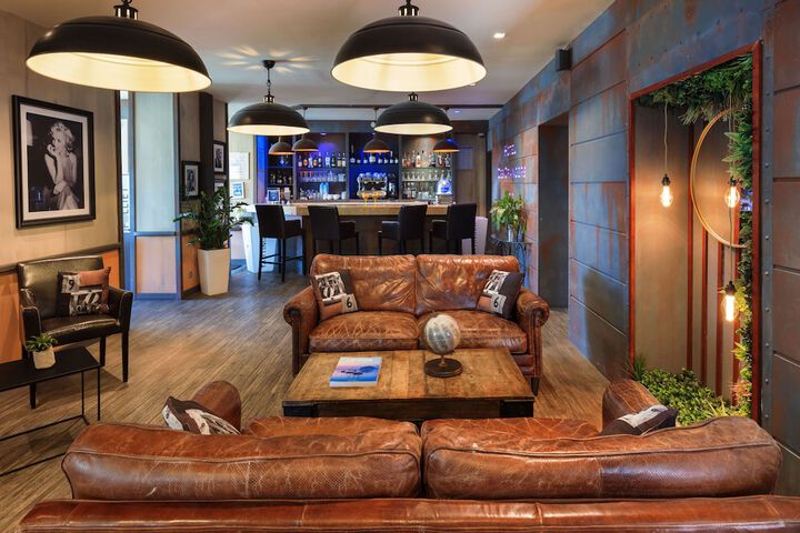 Lounge 106 of 141
