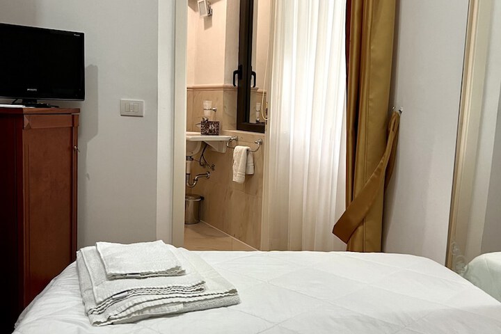 Room 14 of 80