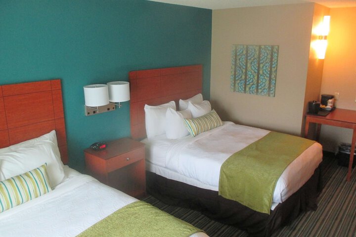 2 Queen Beds Microwave, Refrigerator High Speed Internet Accessible Full Breakfast (1 of 10)