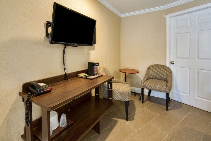1 King Bed (2 of 12)