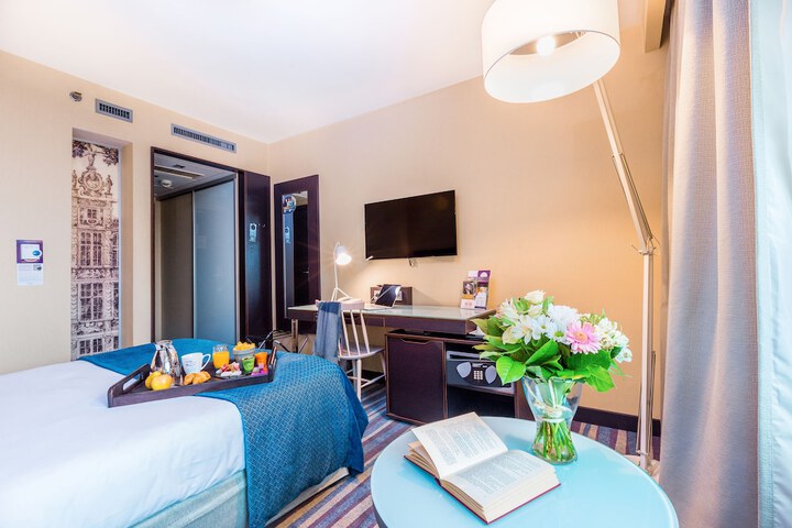Room 3 of 160