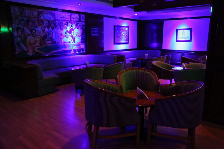 Lounge 27 of 45