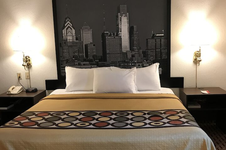 1 King Bed (2 of 13)