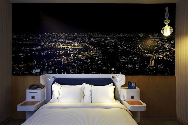 Room 6 of 61