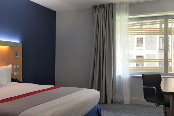 Room 25 of 120