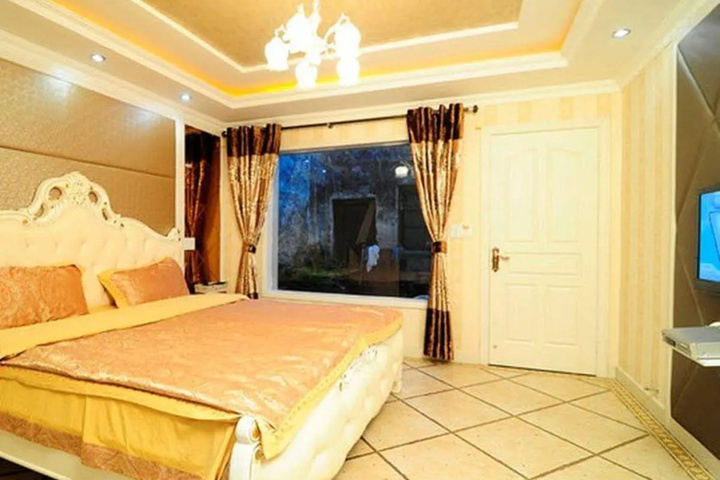Room 3 of 16