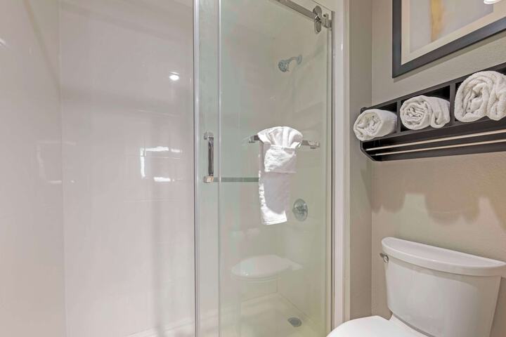 1 King Bed High Speed Internet Accessible 50 Inch Flat Screen Television Microwave and Refrigerator, Coffee Maker, Hairdryer Full Breakfast (4 of 12)