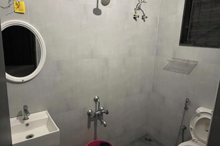 Room 9 of 14