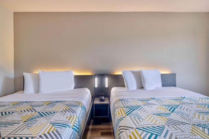 1 Queen Bed (9 of 9)