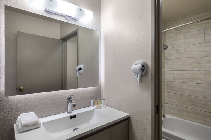 1 King Bed (14 of 17)