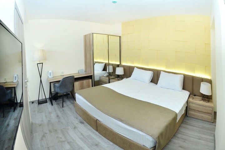 Room 6 of 14