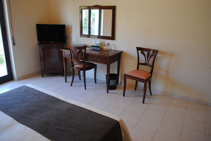 Room 10 of 16