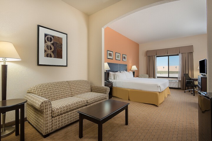 1 King Bed (2 of 17)