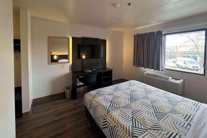 1 Queen Bed (1 of 7)