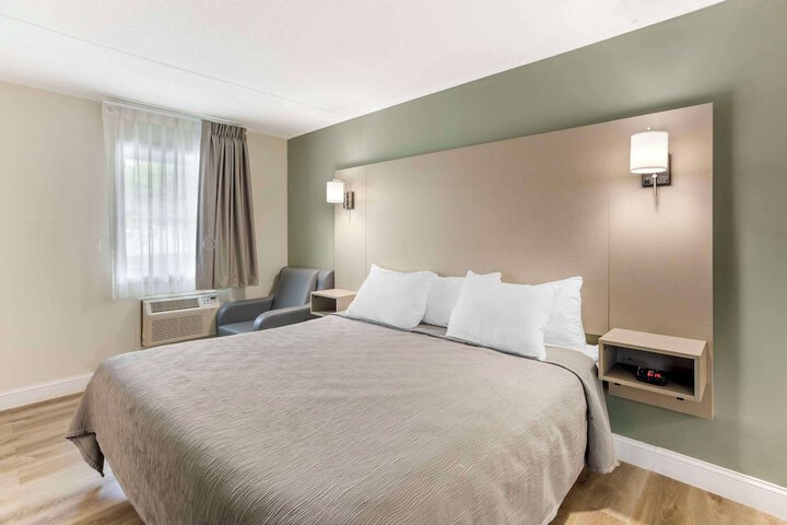 1 King Bed (12 of 13)
