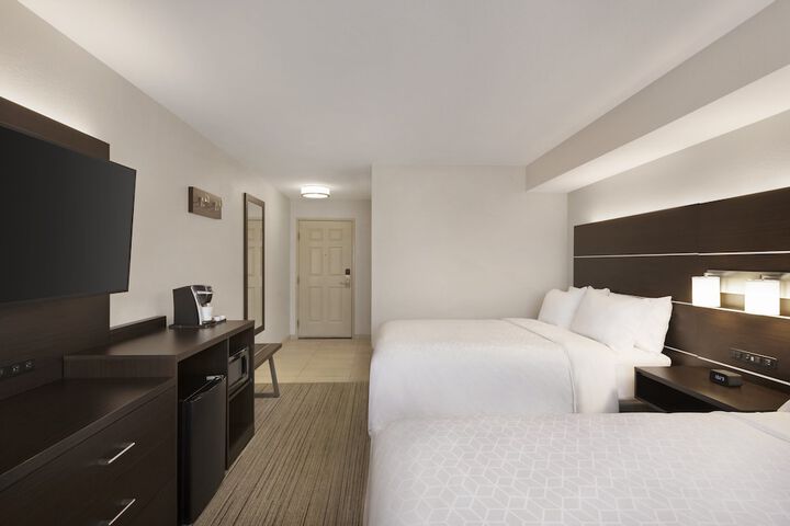 2 Queen Beds (7 of 7)