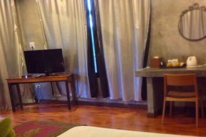 Room 6 of 17